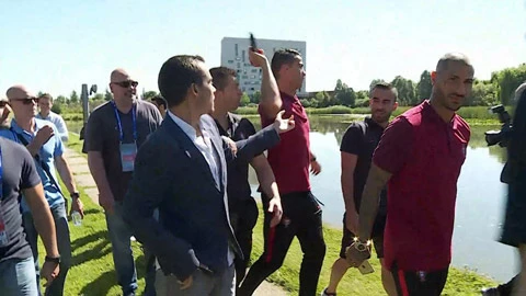 Chiếc micro Ronaldo ném xuống hồ được mang đi đấu giá ảnh 2
